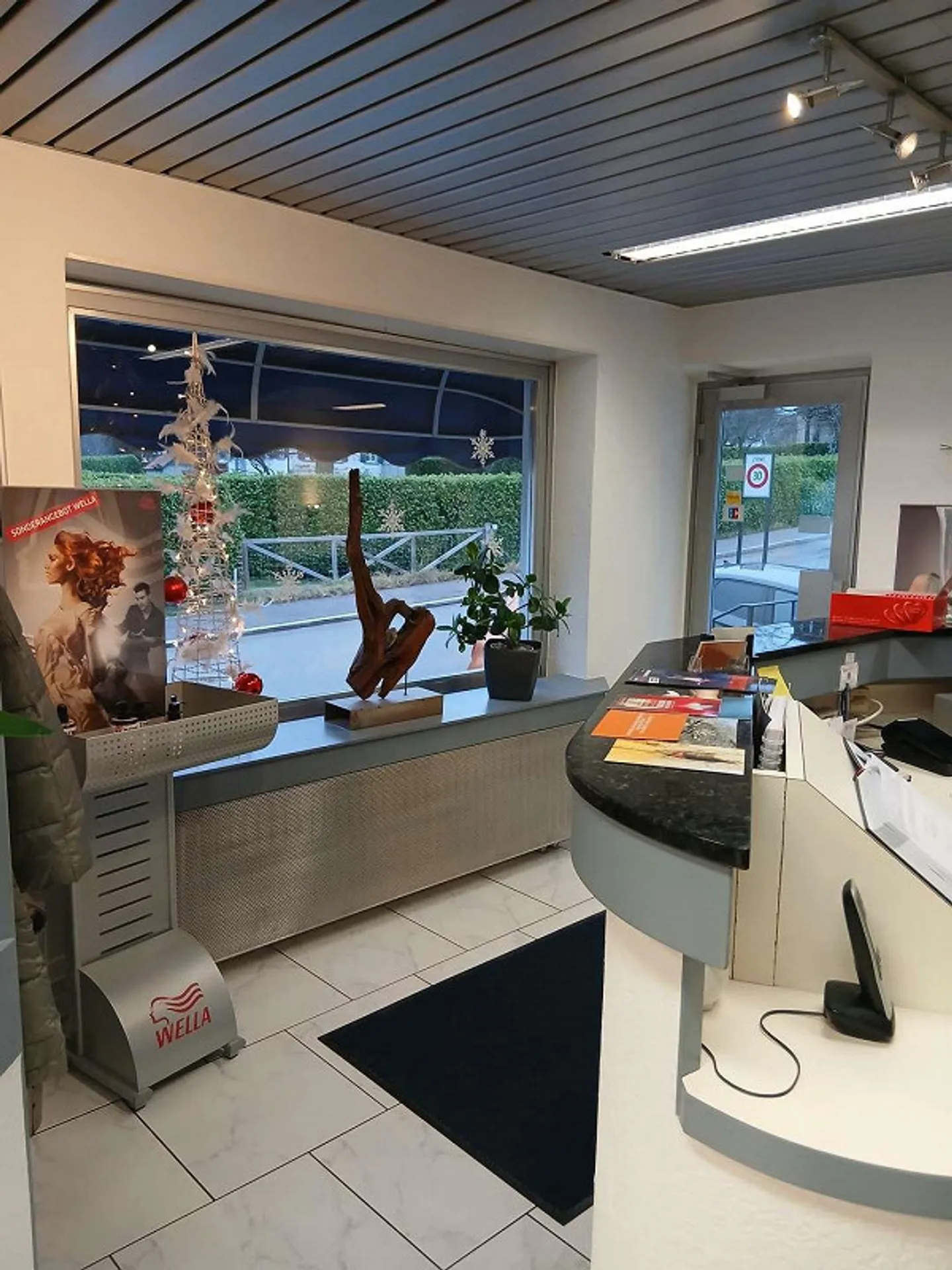 Your commercial space in the middle of Uster with 6 parking spaces - Photo 8 of 9