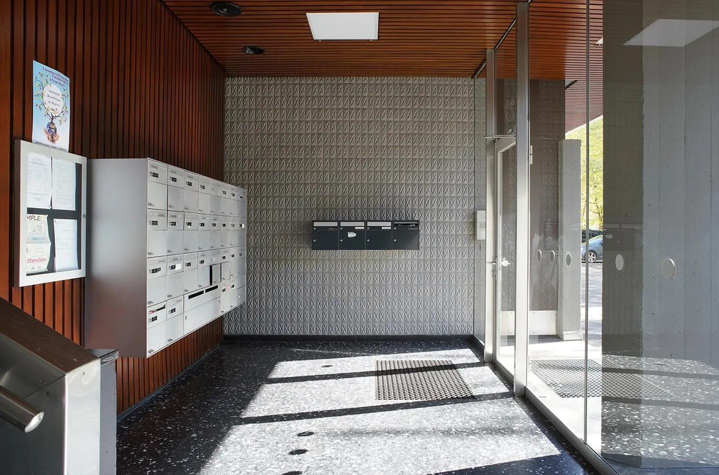 MEYRIN - Außenparkplatz - Foto 3 von 5