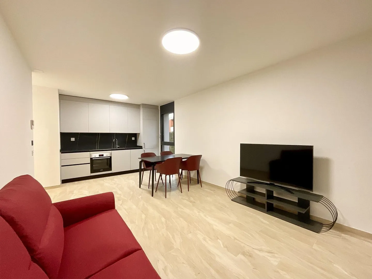Appartamento moderno con grande terrazza - Foto 2 di 9