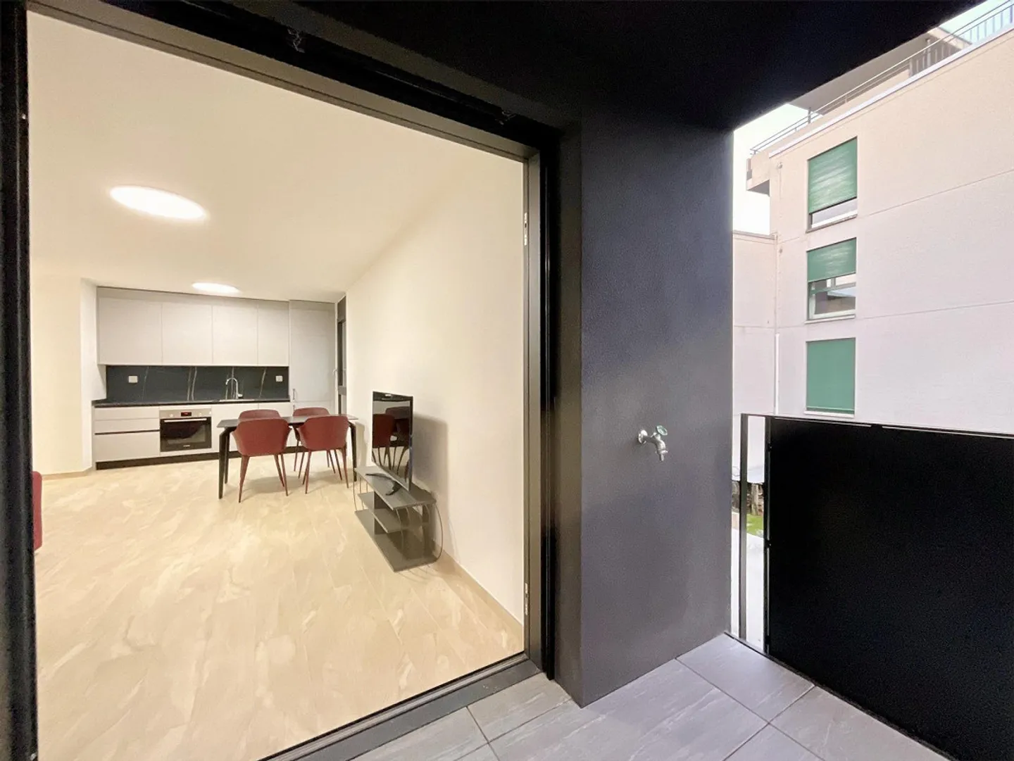 Appartamento moderno con grande terrazza - Foto 5 di 9