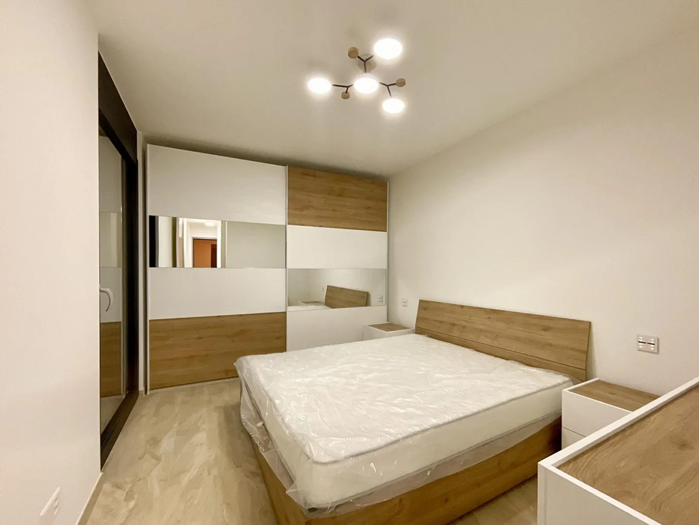 Appartamento moderno con grande terrazza - Foto 9 di 9