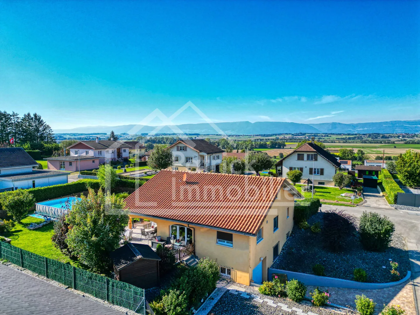 Incantevole villa individuale 5.5 pcs con grande giardino e piscina - Foto 12 di 12