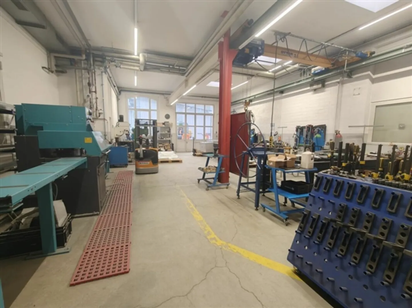 Spacious commercial space with cranes in the lively Sitter Valley for rent - Photo 1 of 12