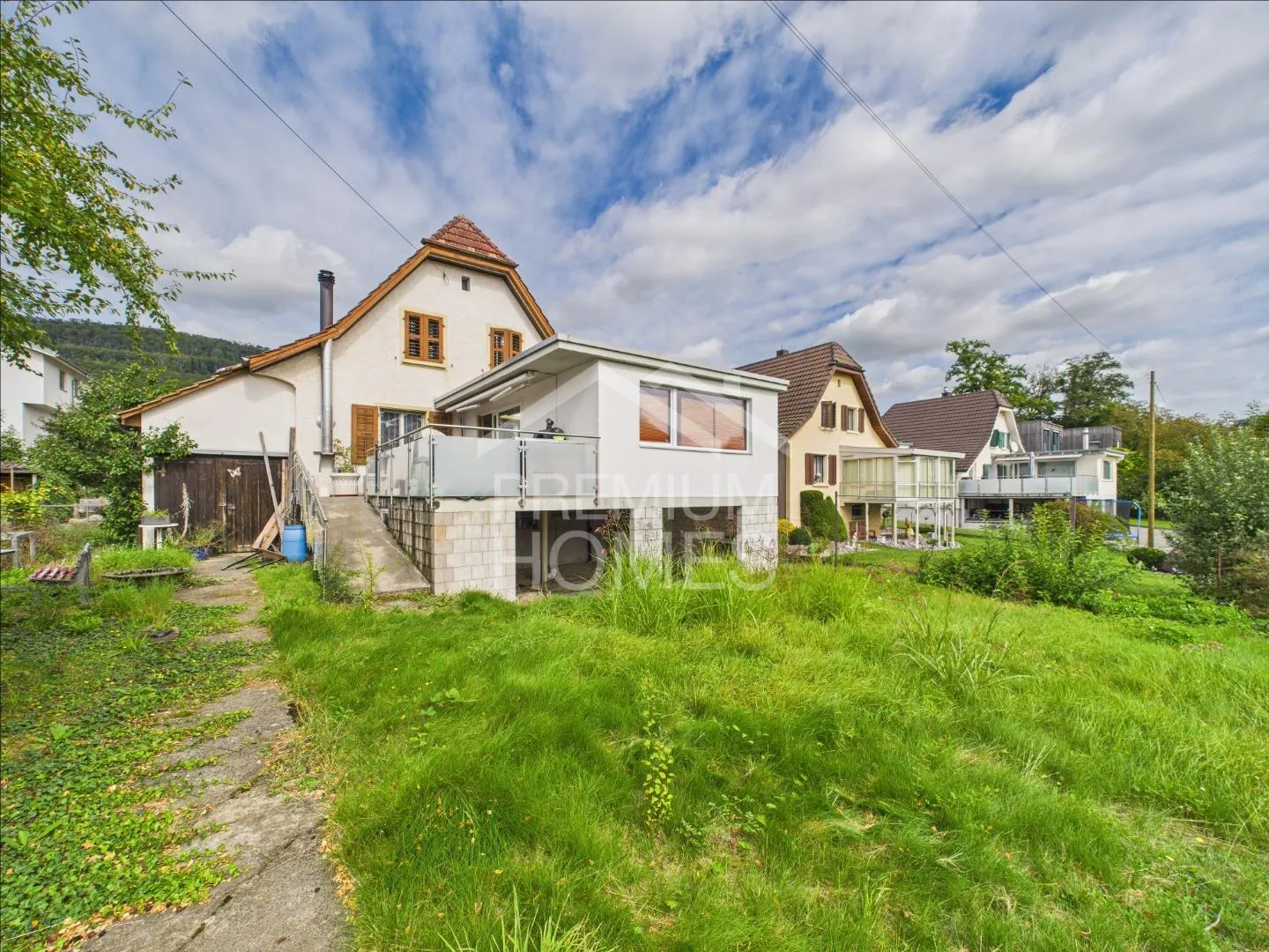Charming single-family home for craftsmen with many possibilities - Photo 1 of 9