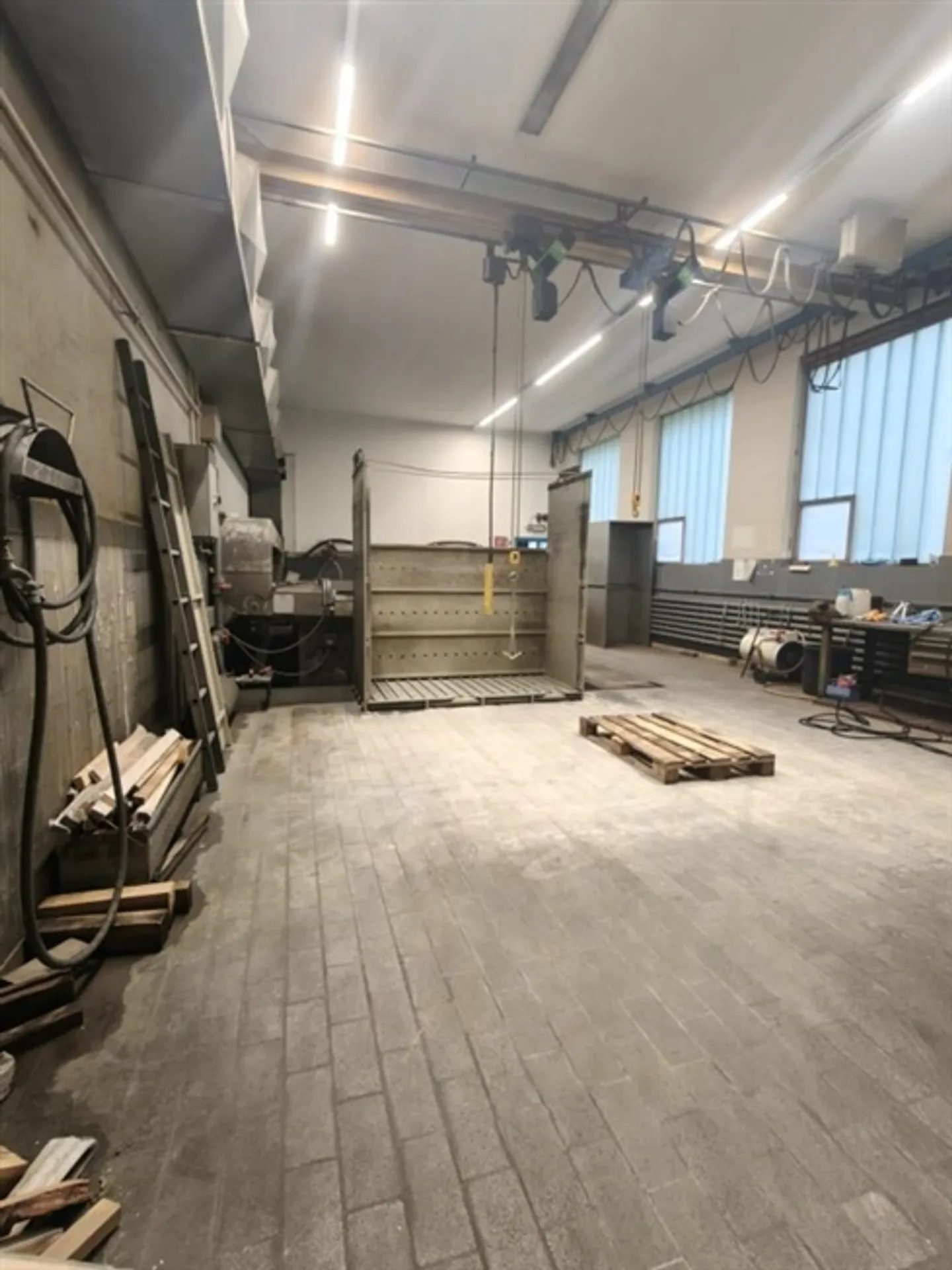 Spacious commercial space with cranes in the lively Sitter Valley for rent - Photo 7 of 12