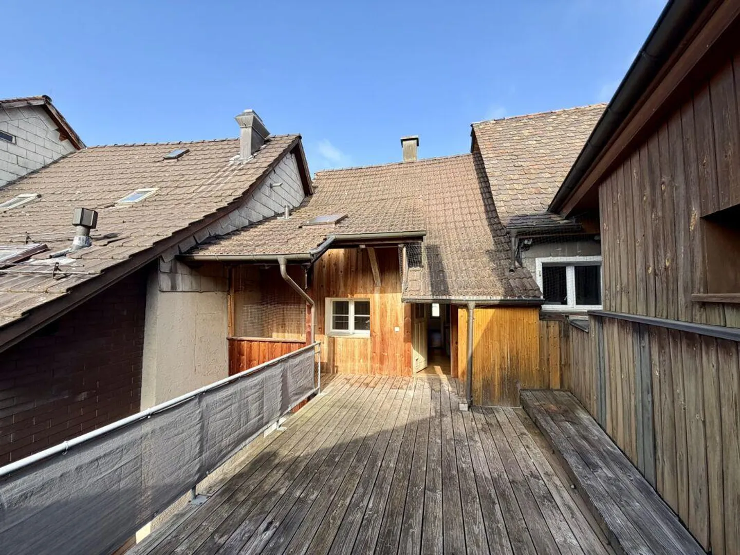 Residential building with small shop - Photo 10 of 10
