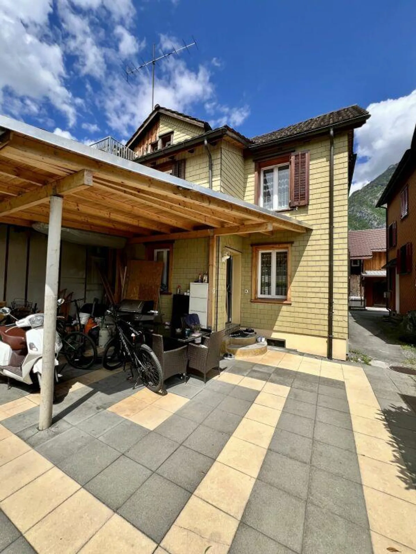 Casa familiare a schiera ristrutturata con 5 ½ stanze in una posizione tranquilla e adatta ai bambini - Foto 1 di 7