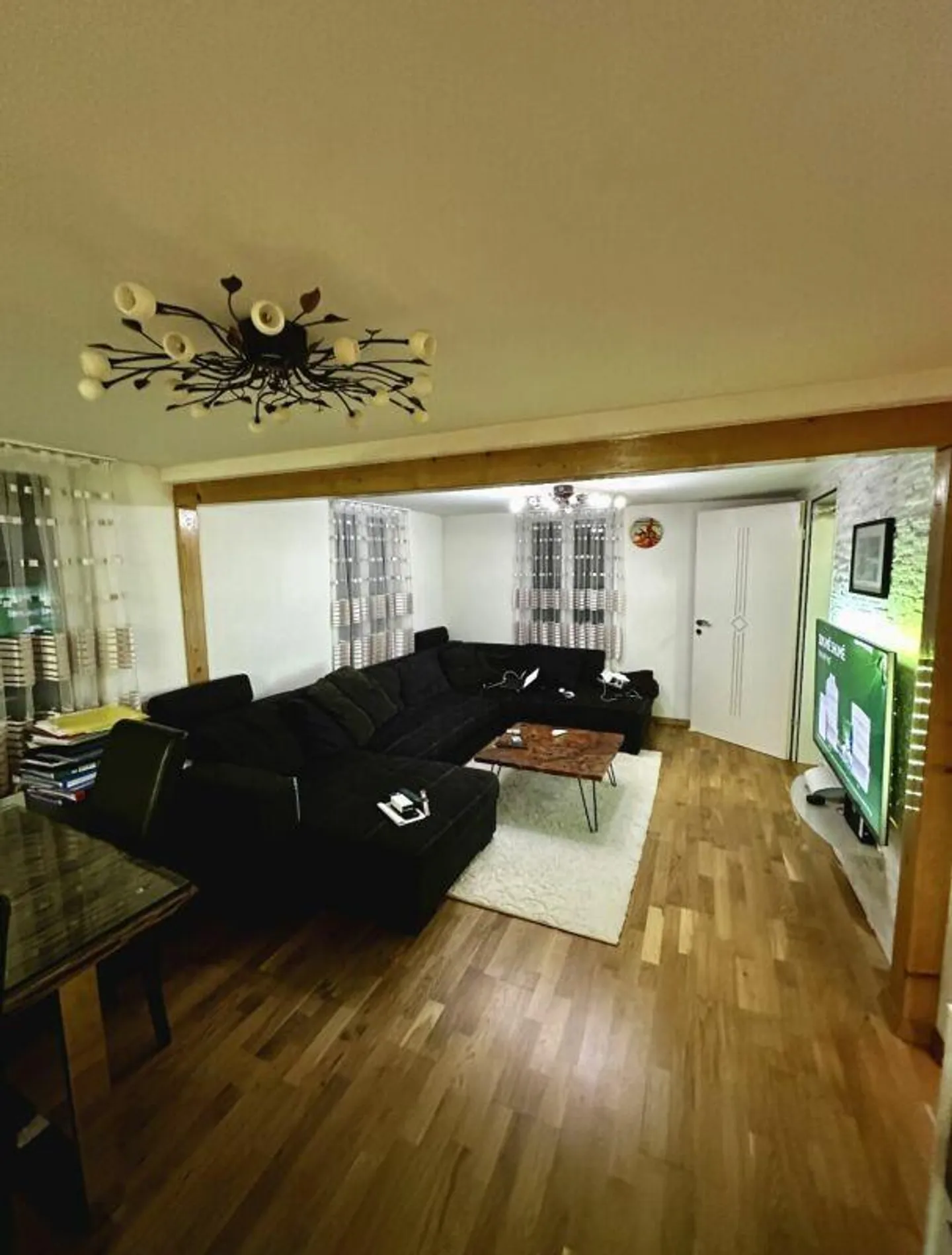 Casa familiare a schiera ristrutturata con 5 ½ stanze in una posizione tranquilla e adatta ai bambini - Foto 2 di 7