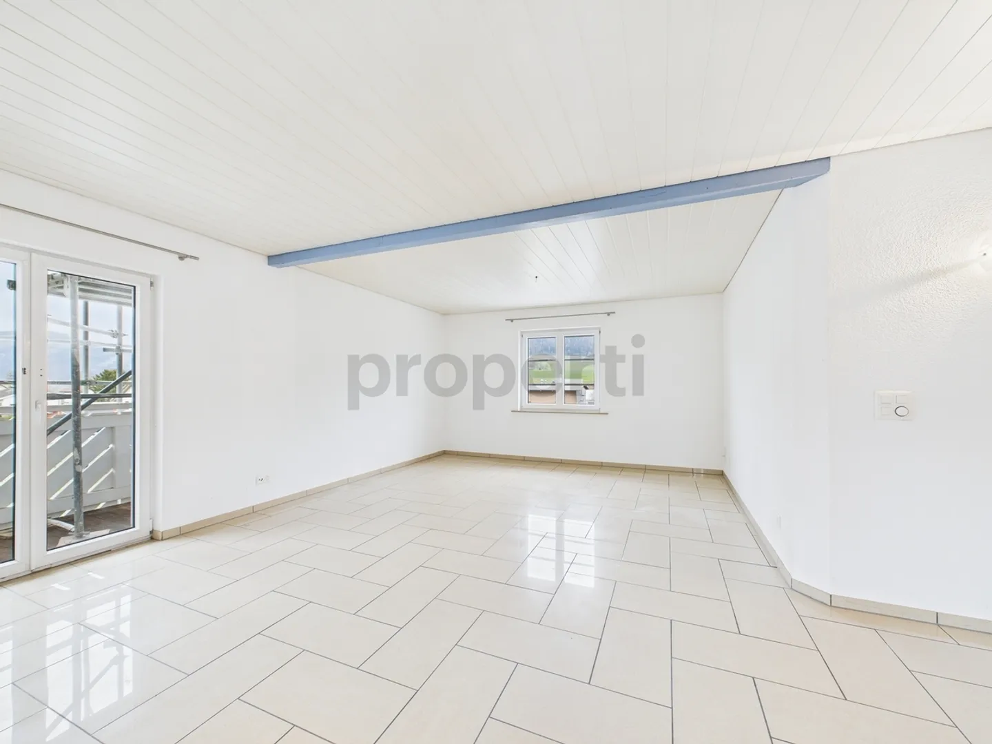 Spacious 4.5-room attic apartment with cozy balcony in Laupersdorf - Photo 2 of 13