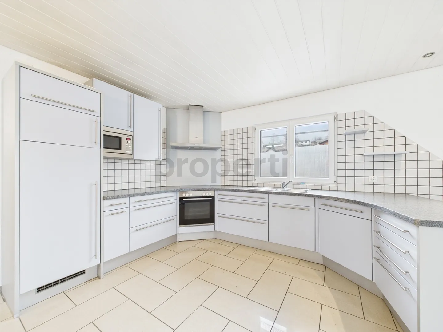 Spacious 4.5-room attic apartment with cozy balcony in Laupersdorf - Photo 4 of 13