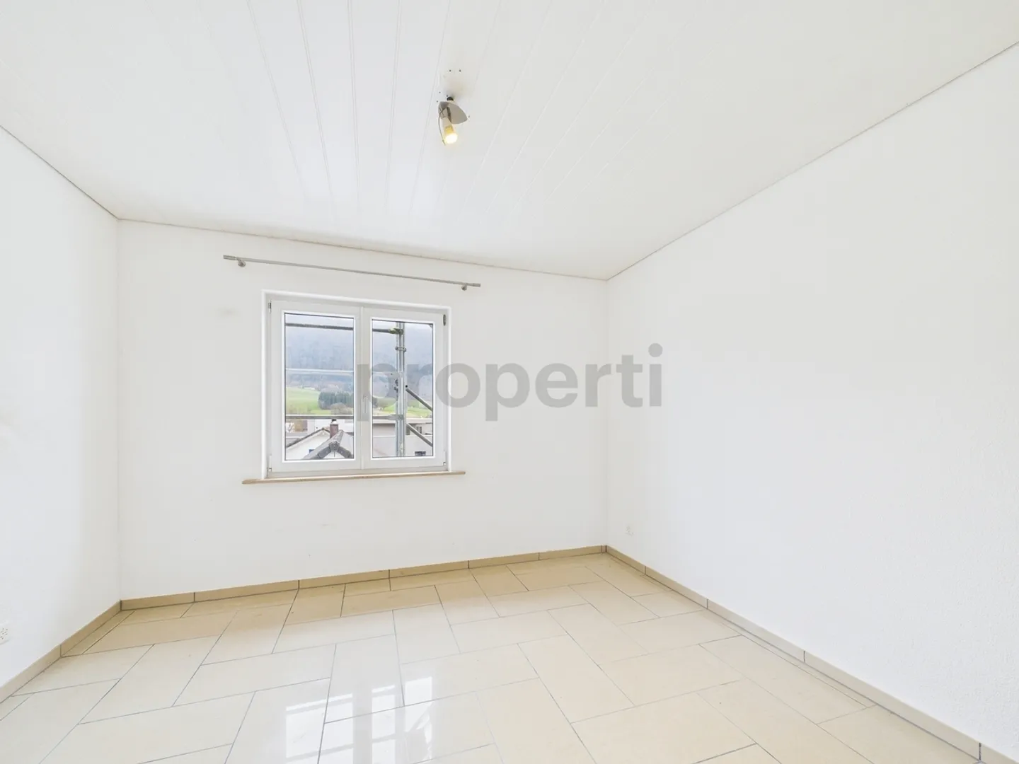 Spacious 4.5-room attic apartment with cozy balcony in Laupersdorf - Photo 7 of 13