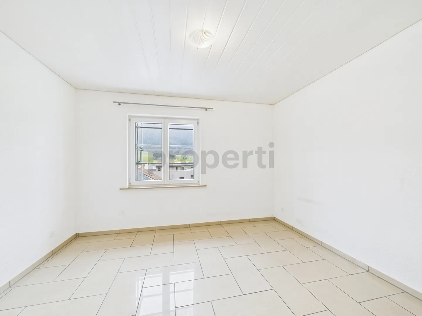 Spacious 4.5-room attic apartment with cozy balcony in Laupersdorf - Photo 5 of 13