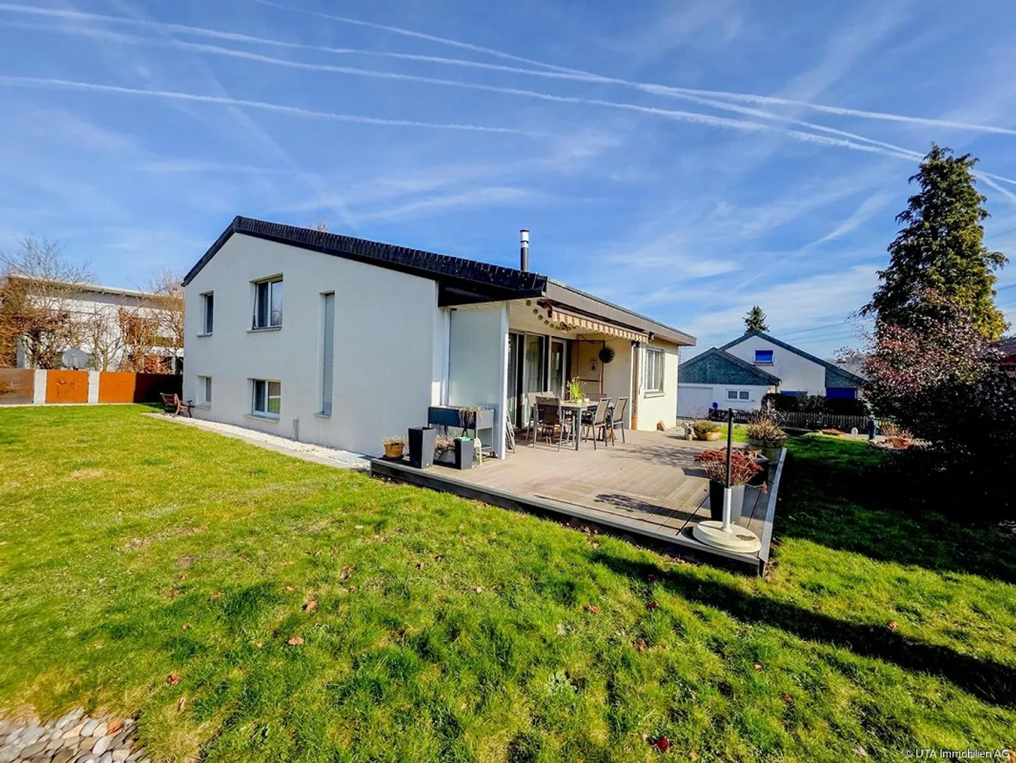 Charmantes Freistehendes Haus mit Garten - Foto 1 von 12