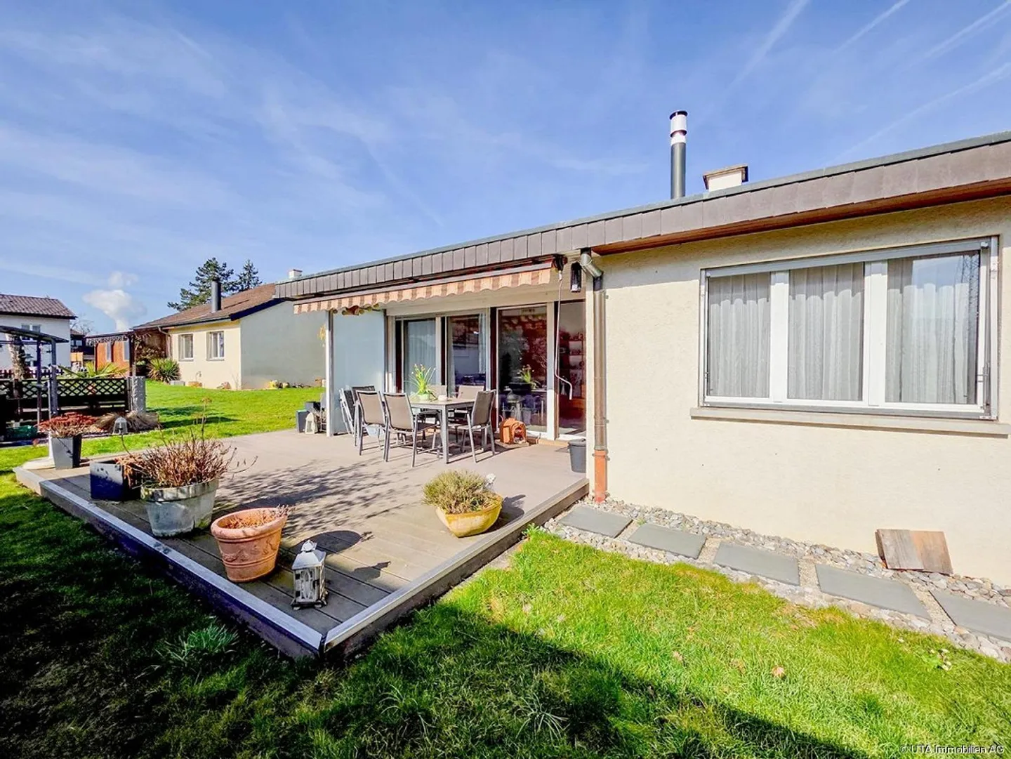 Charmantes Freistehendes Haus mit Garten - Foto 2 von 12