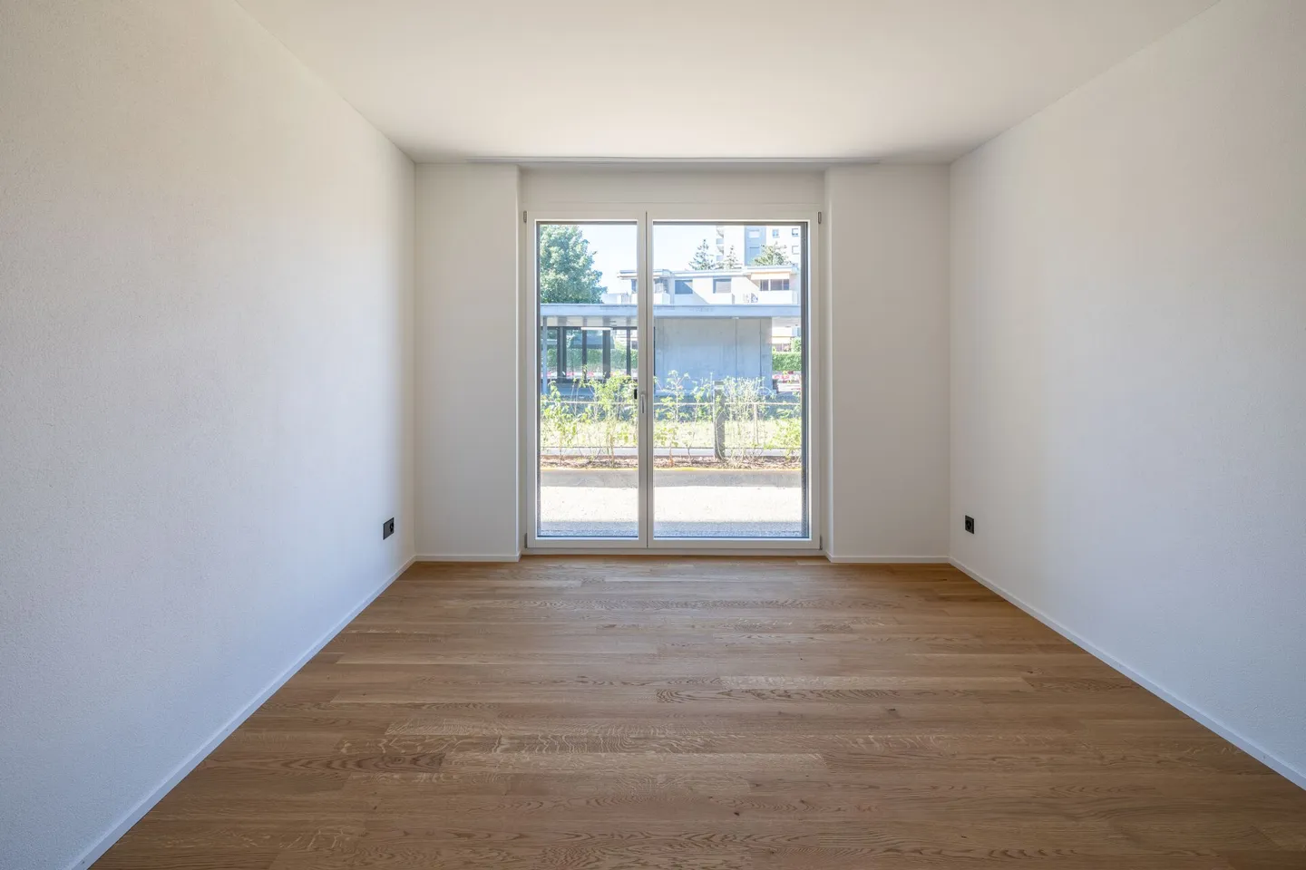 Nuovo appartamento al piano terra di 4,5 stanze con grande giardino - Foto 3 di 18