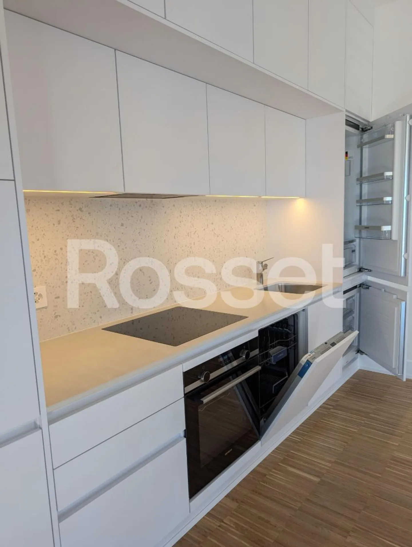 Magnificent 2.5-Room New Apartment with Panoramic Lake View - Photo 2 of 8