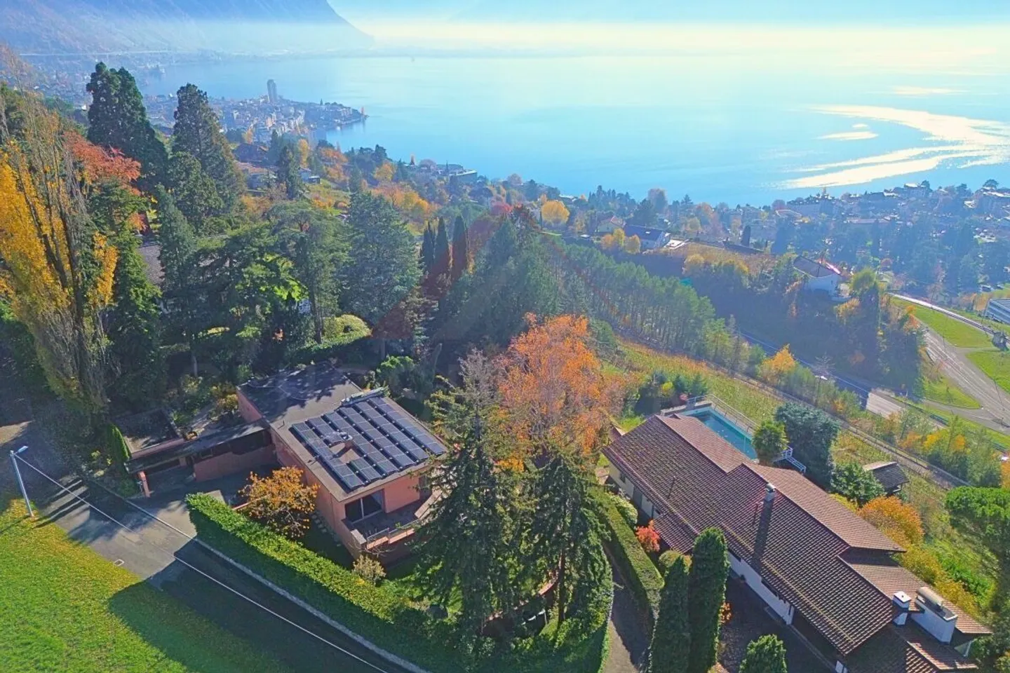 Chernex - Exceptional villa renovated in 2025 (337 m²) with panoramic terrace of 95 m² and spectacular view of Lake Geneva & the Alps - Photo 1 of 16
