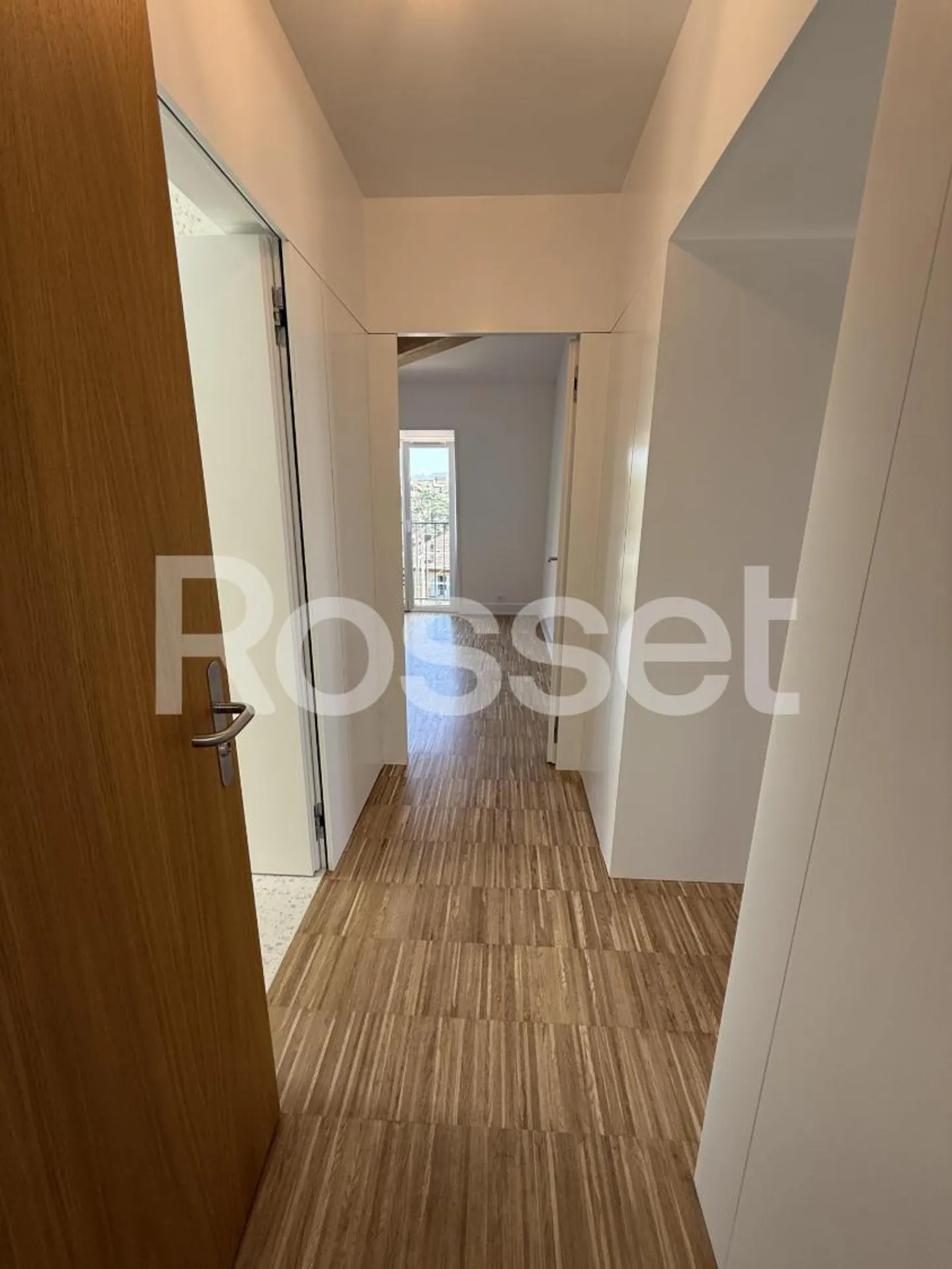 Magnificent 2.5-Room New Apartment with Panoramic Lake View - Photo 4 of 8