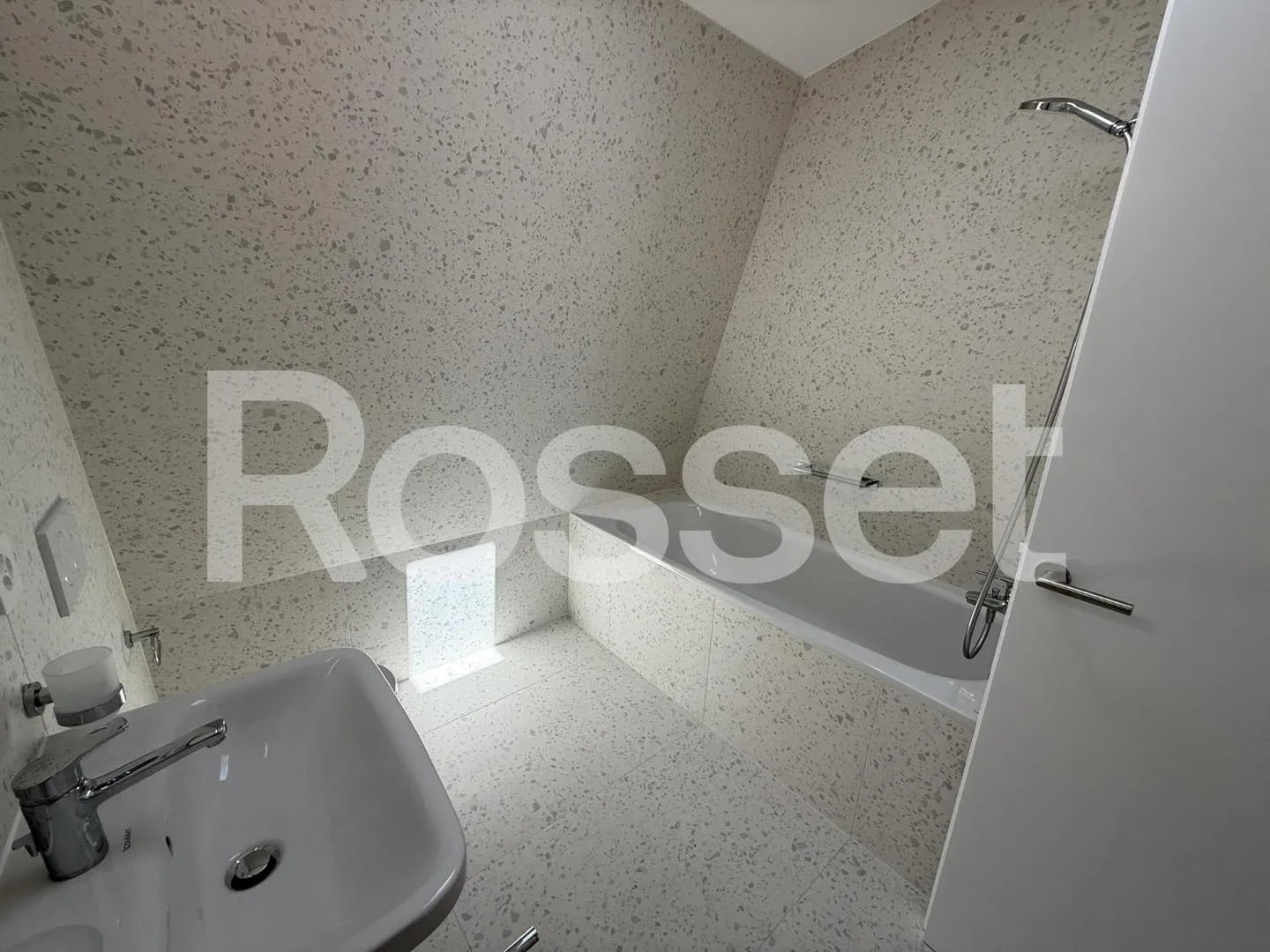 Magnificent 2.5-Room New Apartment with Panoramic Lake View - Photo 6 of 8