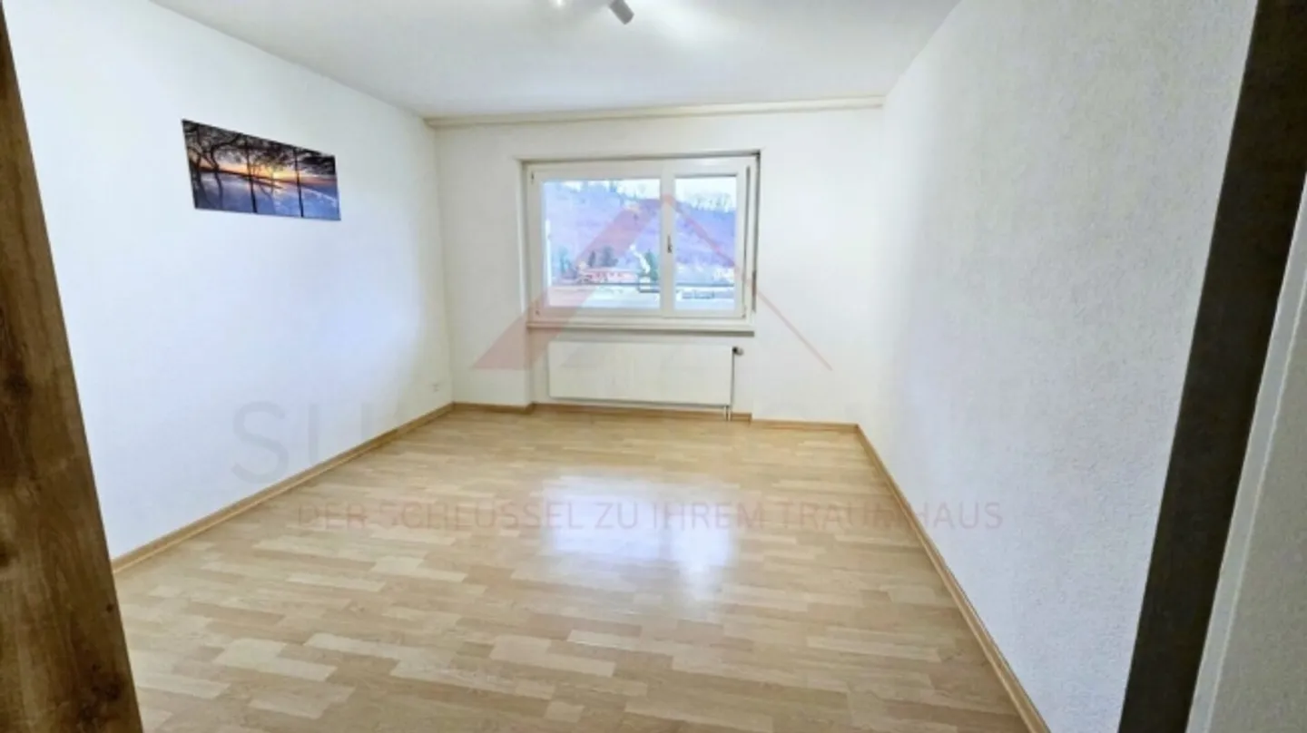 Appartement spacieux de 4,5 pièces au 5ème étage avec balcon ensoleillé et fort potentiel de développement à Trimbach - Photo 8 sur 20