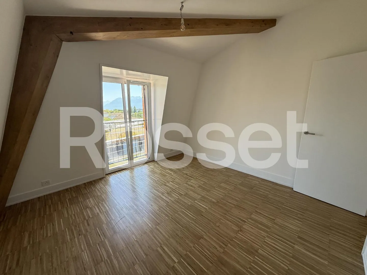 Magnificent 2.5-Room New Apartment with Panoramic Lake View - Photo 7 of 8
