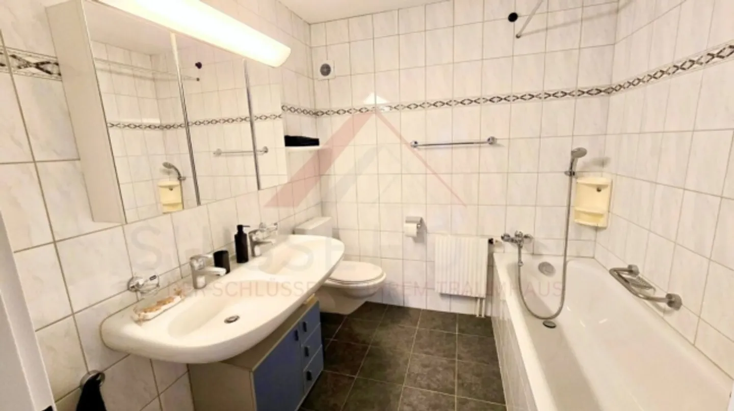 Appartement spacieux de 4,5 pièces au 5ème étage avec balcon ensoleillé et fort potentiel de développement à Trimbach - Photo 14 sur 20