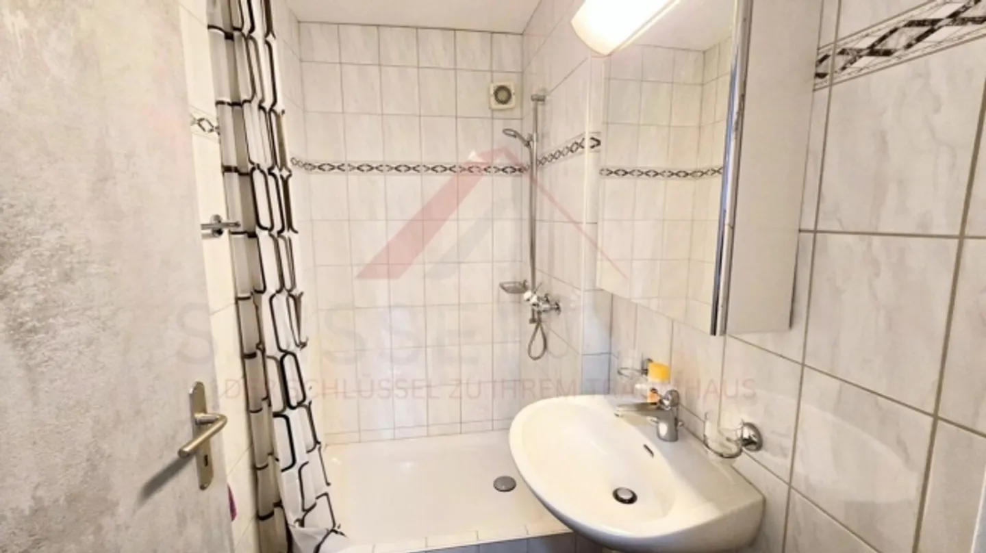 Appartement spacieux de 4,5 pièces au 5ème étage avec balcon ensoleillé et fort potentiel de développement à Trimbach - Photo 15 sur 20