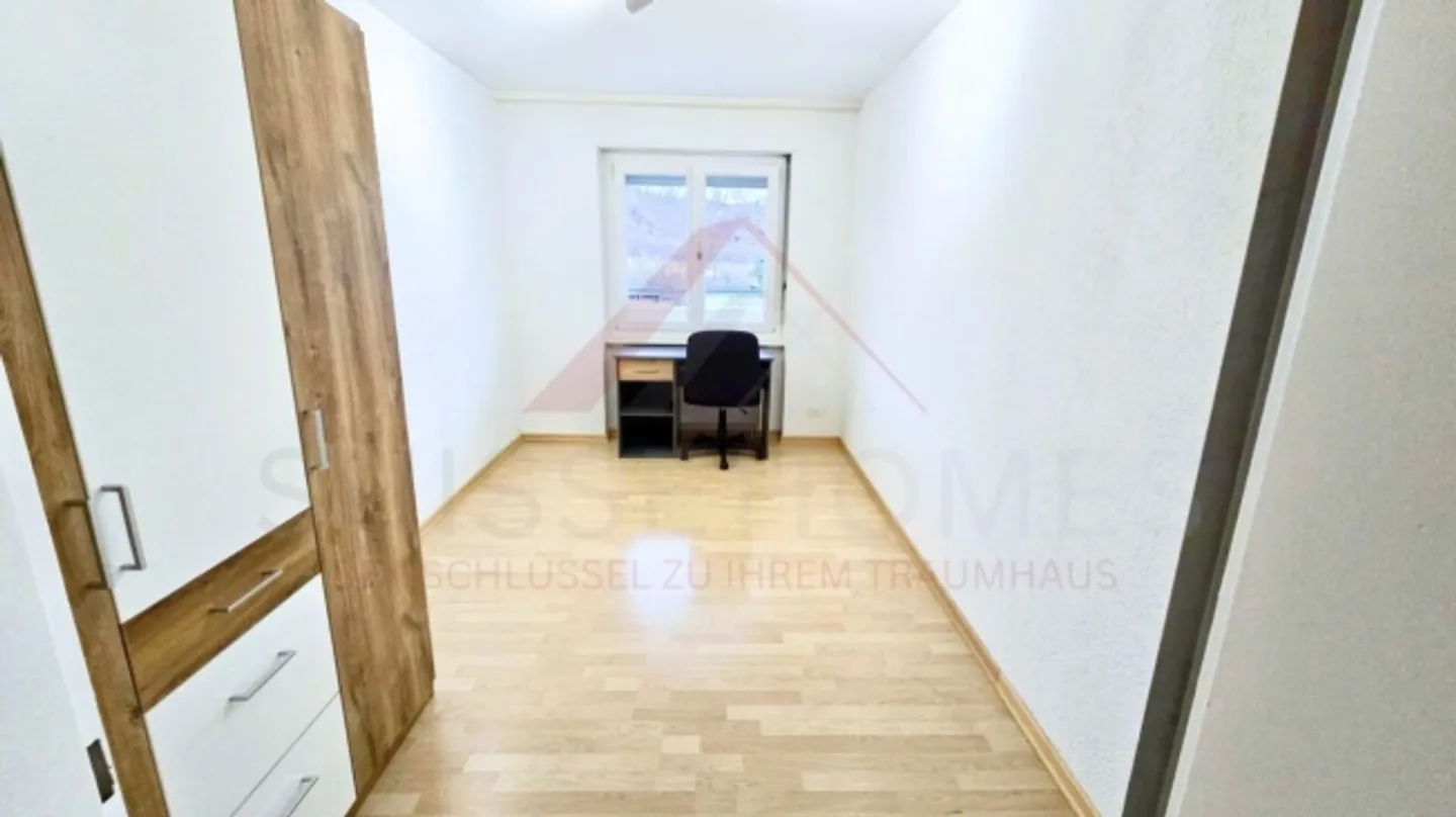 Appartement spacieux de 4,5 pièces au 5ème étage avec balcon ensoleillé et fort potentiel de développement à Trimbach - Photo 12 sur 20