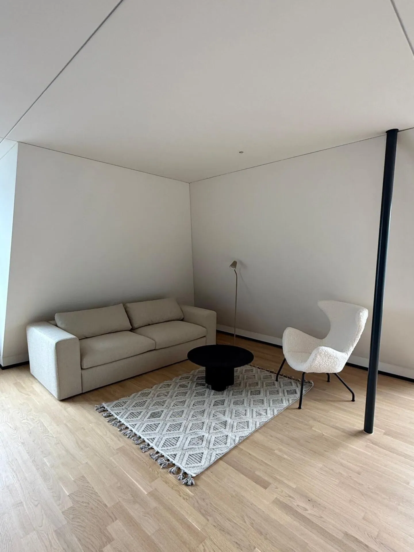 Attico luminoso con grande terrazza - prima occupazione - Foto 3 di 11