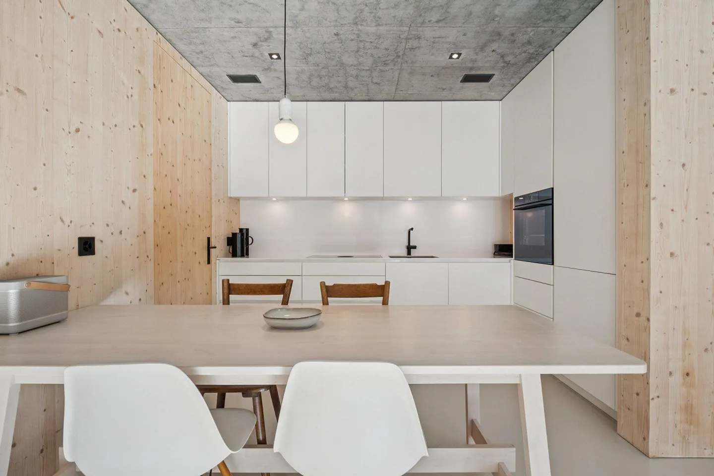 Elegant refuge in sunny hillside location as primary residence - Photo 2 of 4