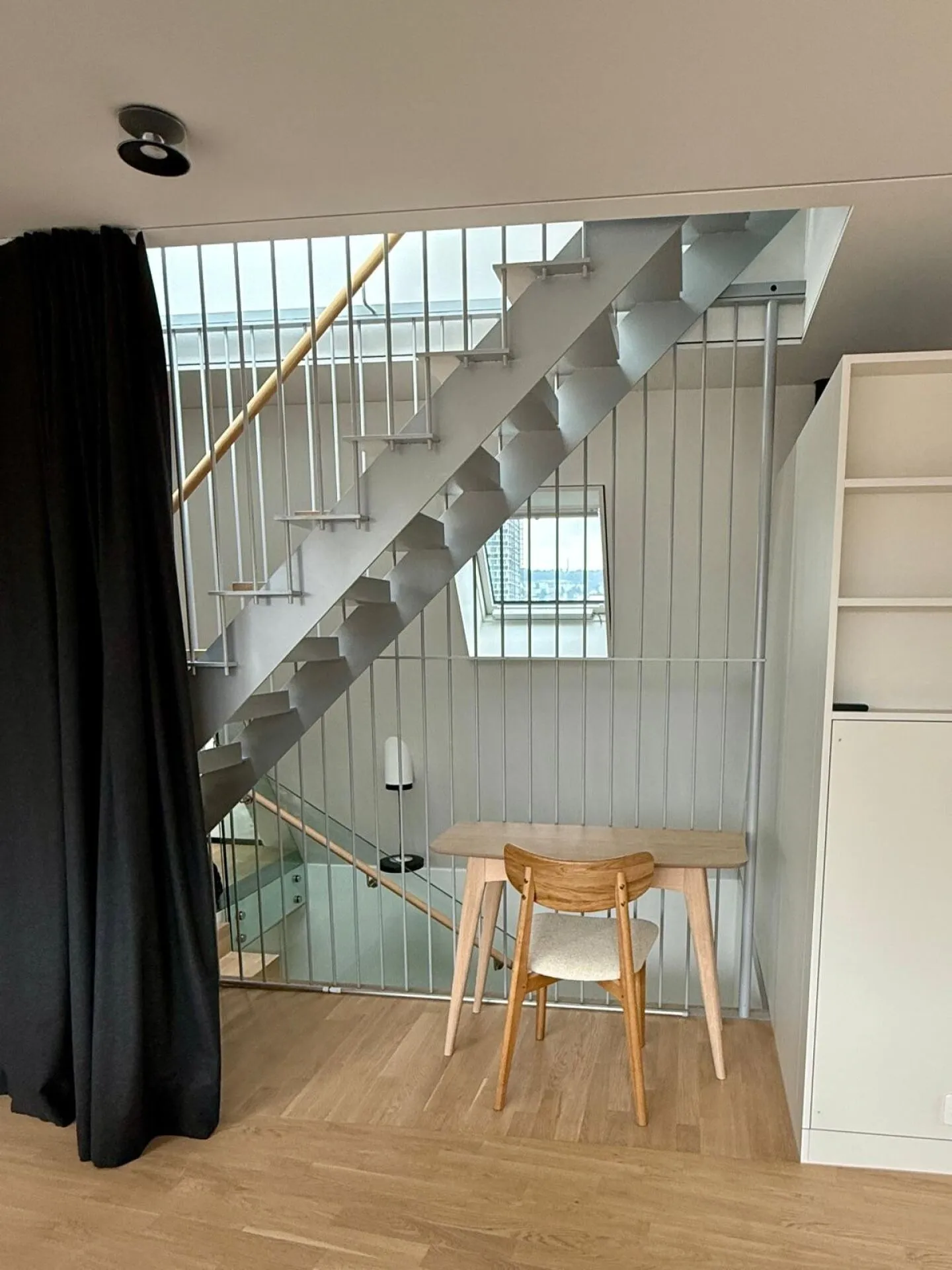 Attico luminoso con grande terrazza - prima occupazione - Foto 4 di 11