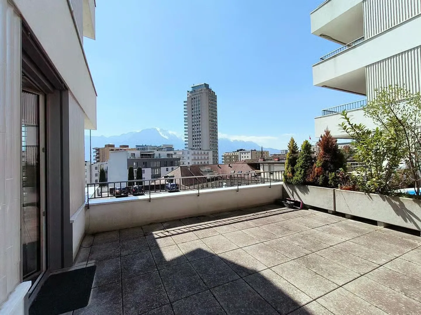 Recent apartment with large terrace and balcony in the city center - Photo 4 of 9