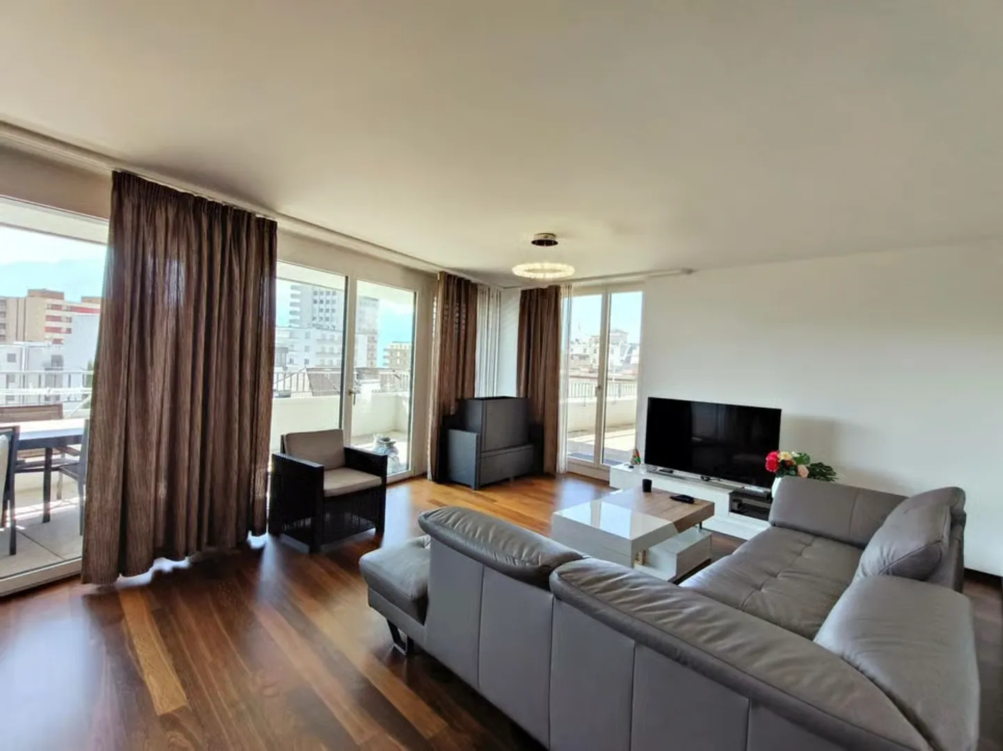 Recent apartment with large terrace and balcony in the city center - Photo 6 of 9
