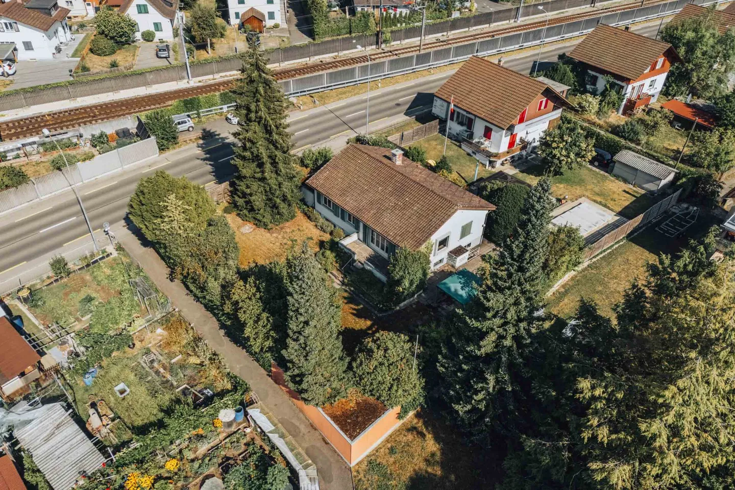Maison individuelle de 6 pièces avec jardin et potentiel de conception polyvalent - Photo 3 sur 26