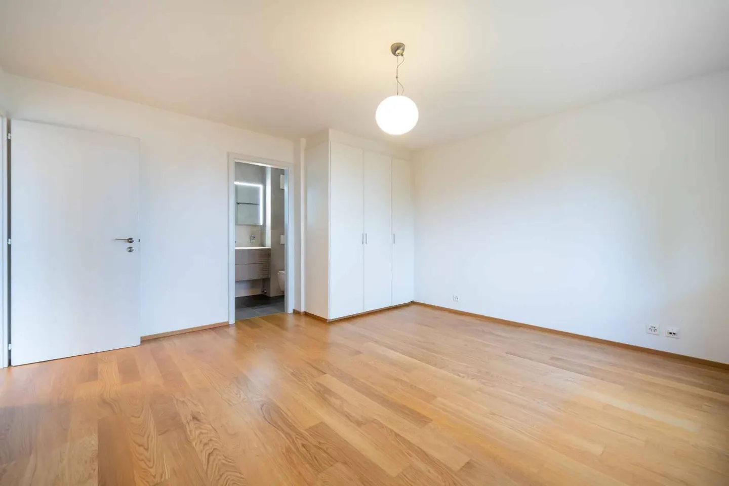 Superb 5.5 room 133 m2 beautifully renovated with large balcony - Photo 8 of 13