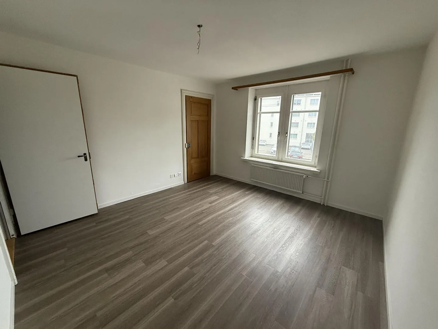 Unité commerciale avec 5 pièces dans une charmante propriété ancienne - Photo 2 sur 9