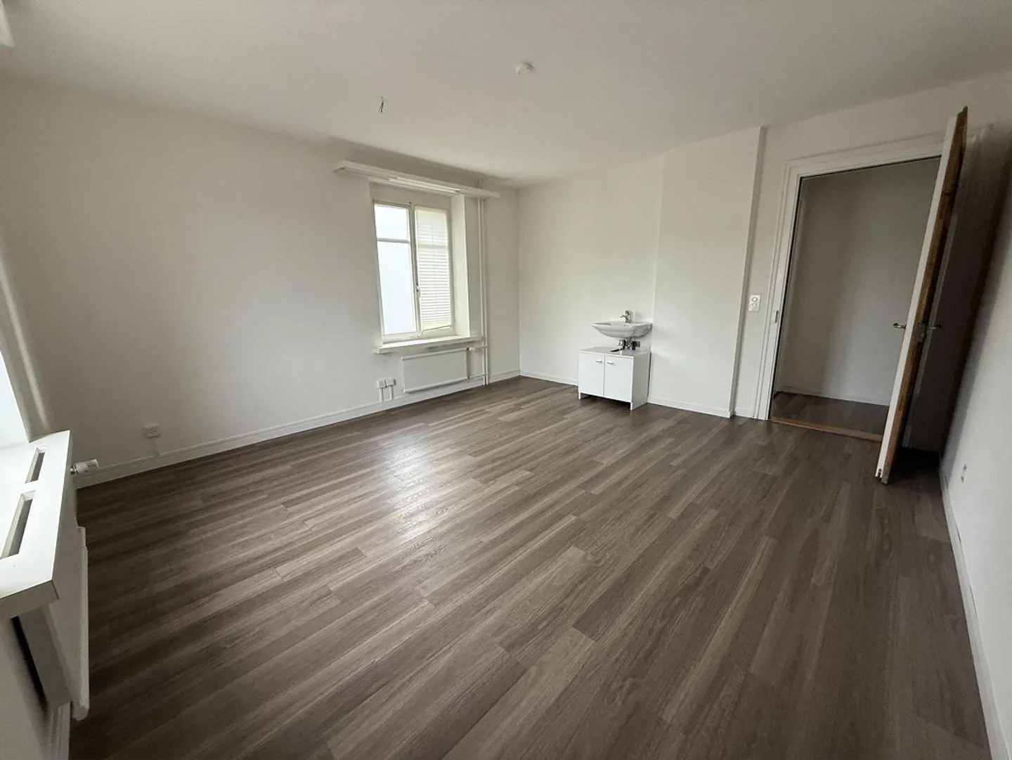 Unité commerciale avec 5 pièces dans une charmante propriété ancienne - Photo 5 sur 9