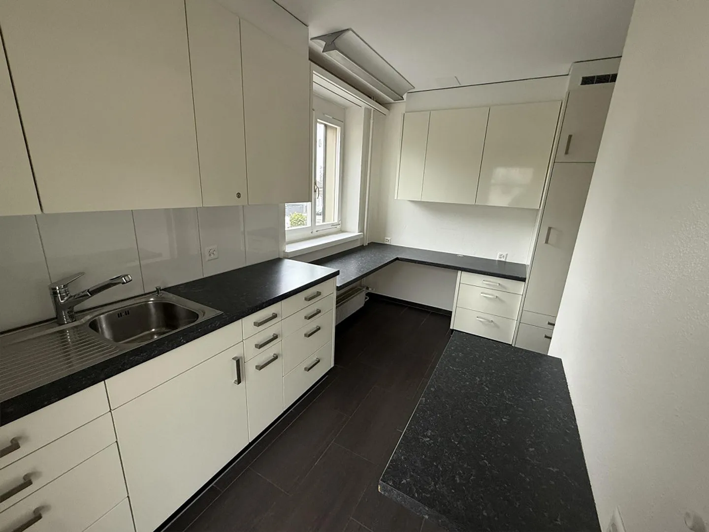 Unité commerciale avec 5 pièces dans une charmante propriété ancienne - Photo 6 sur 9