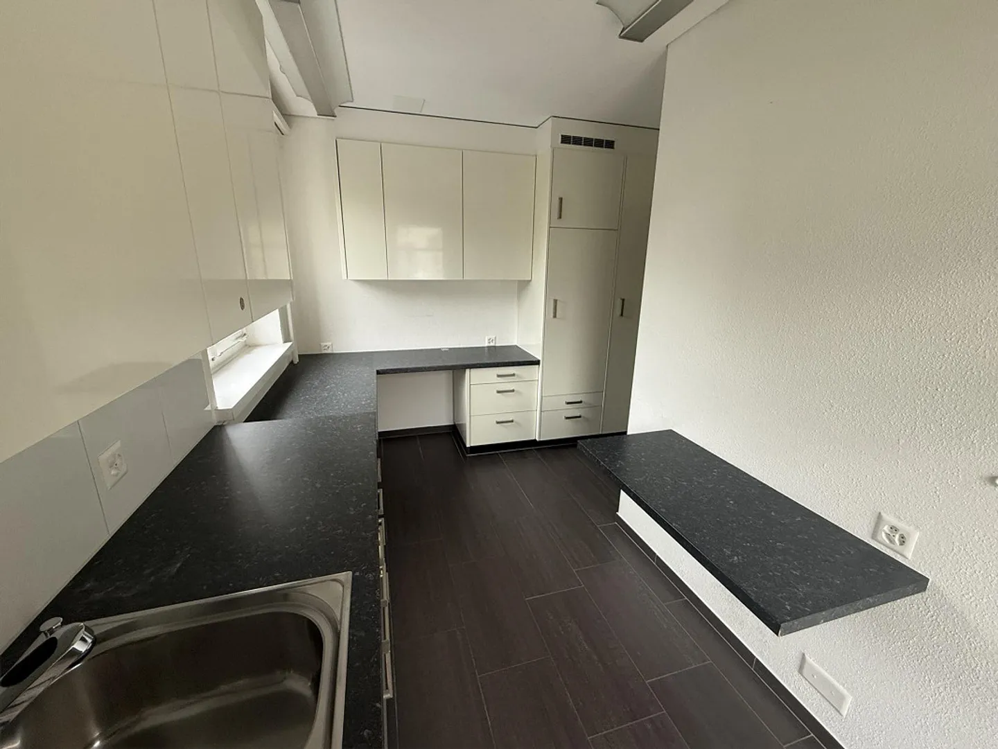 Unité commerciale avec 5 pièces dans une charmante propriété ancienne - Photo 7 sur 9