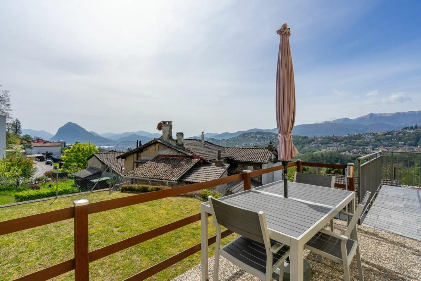DAVESO · MODERN HOUSE WITH GARDEN AND UNOBSTRUCTED VIEW OF LAKE LUGANO - Photo 4 of 15