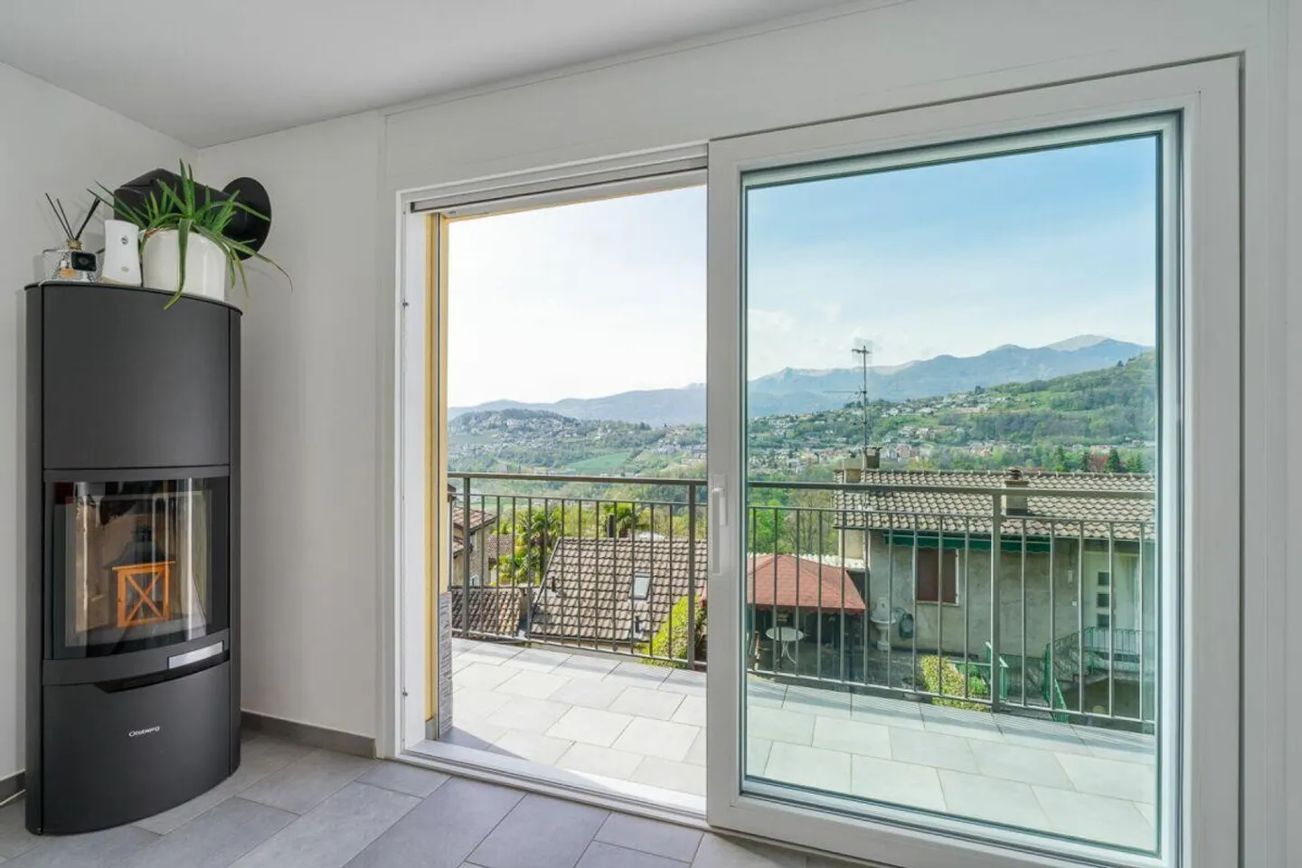 DAVESO · MODERN HOUSE WITH GARDEN AND UNOBSTRUCTED VIEW OF LAKE LUGANO - Photo 5 of 15