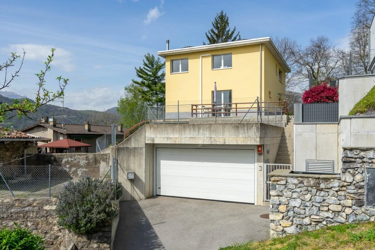 DAVESO · MODERN HOUSE WITH GARDEN AND UNOBSTRUCTED VIEW OF LAKE LUGANO - Photo 14 of 15
