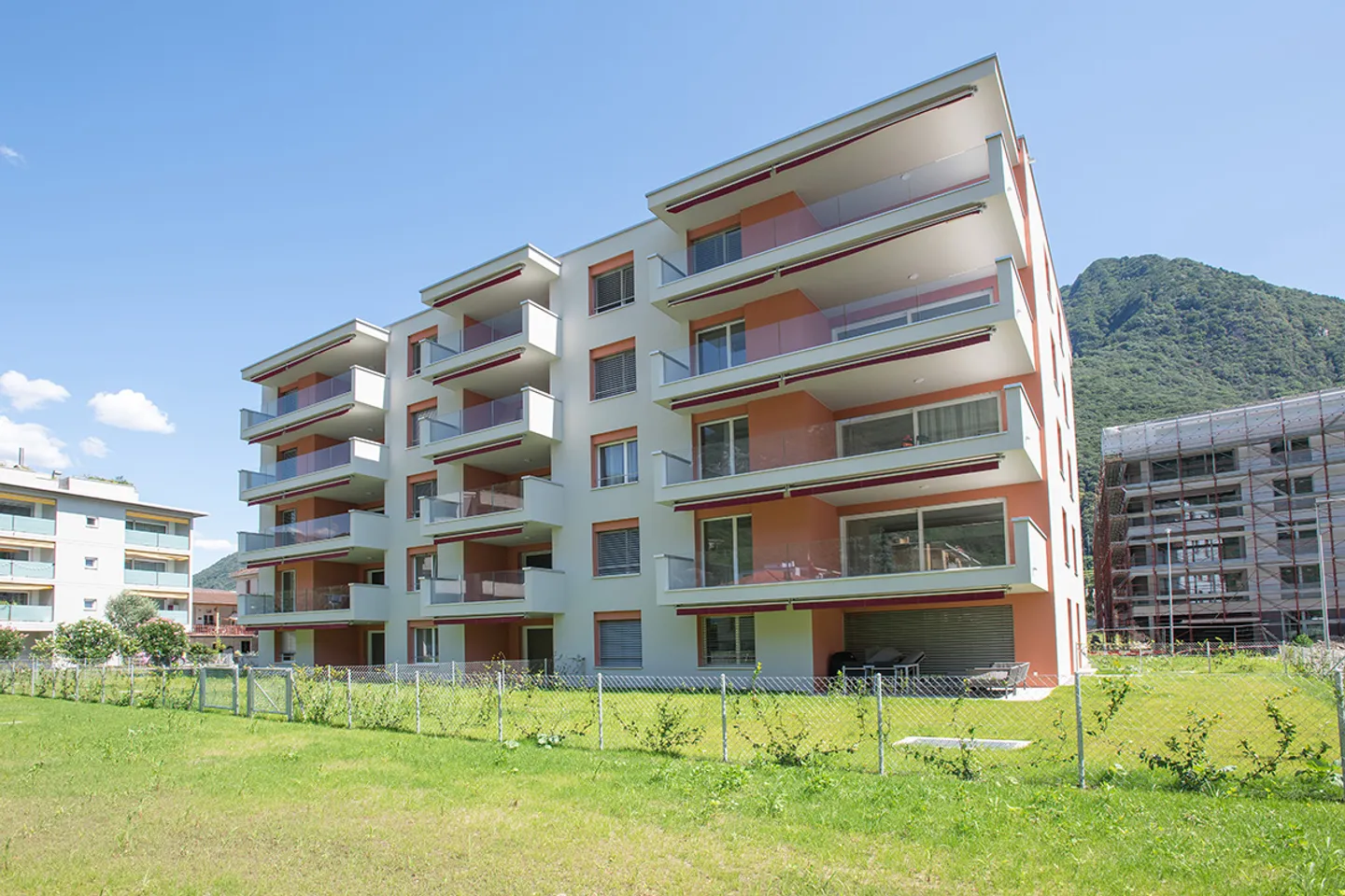 Appartement moderne de 5,5 pièces avec jardin - Photo 2 sur 10