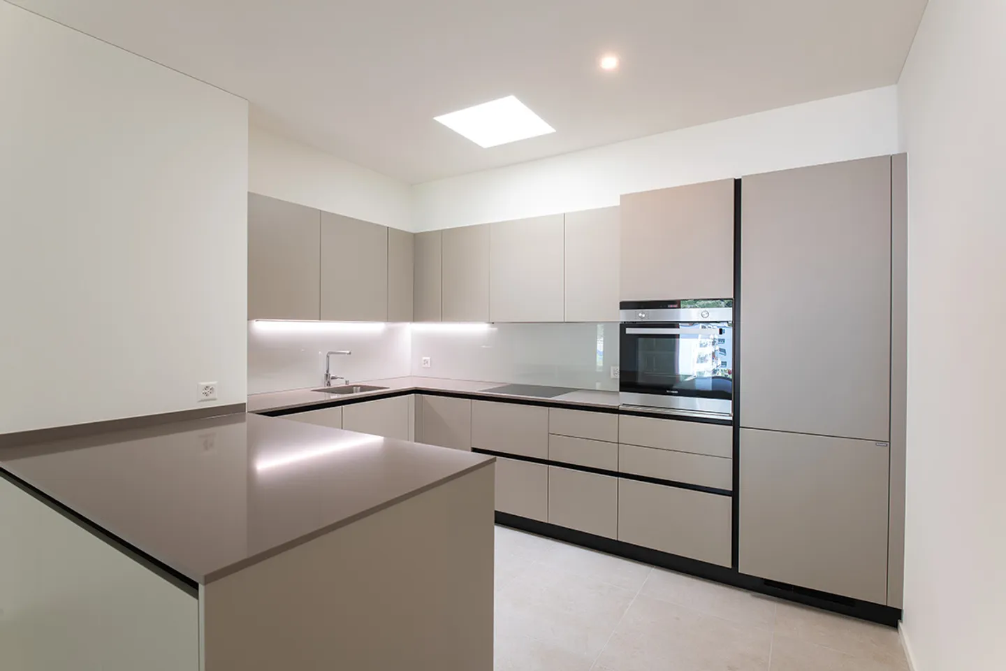 Appartement moderne de 5,5 pièces avec jardin - Photo 4 sur 10