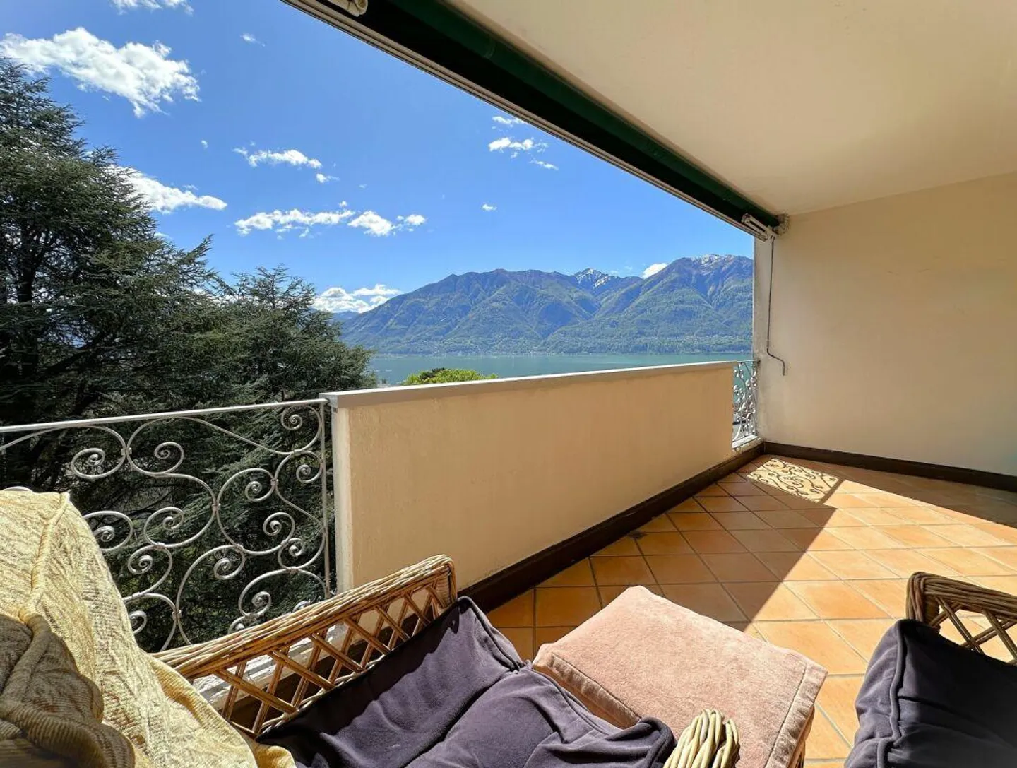 Attico con vista lago nel cuore di Muralto - Foto 2 di 11