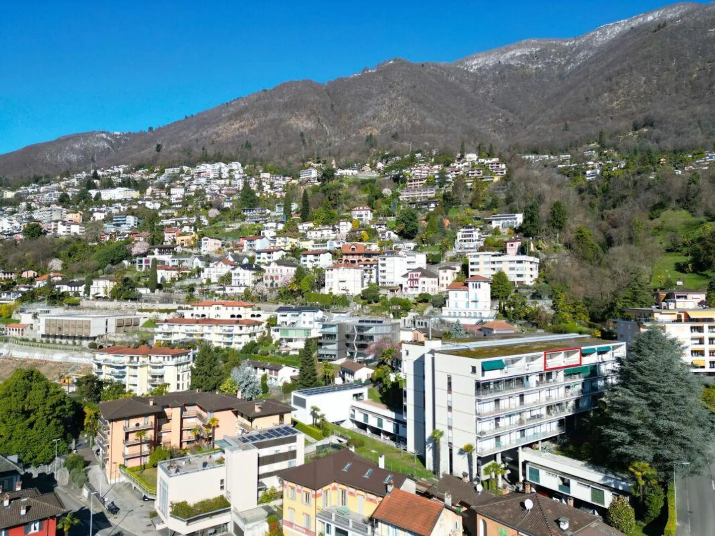 Attico con vista lago nel cuore di Muralto - Foto 10 di 11
