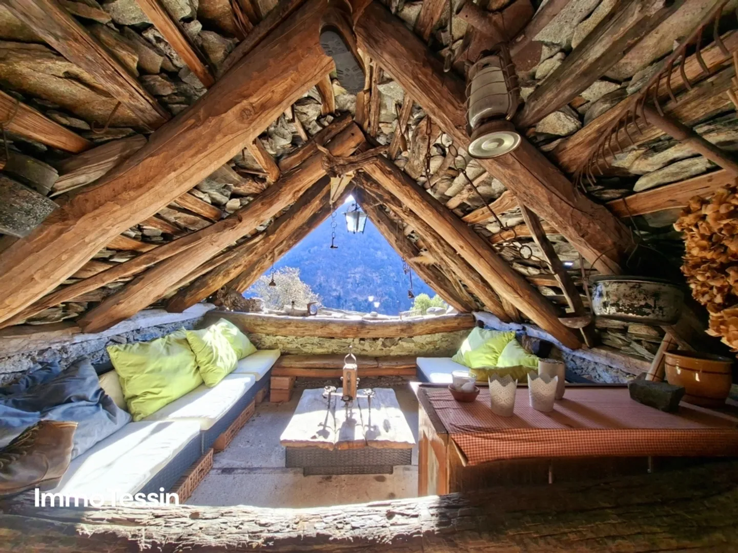 Charming and stylishly renovated dream rustic house with a view of the Verzasca dam and 5800 m2 of natural land - Photo 4 of 13