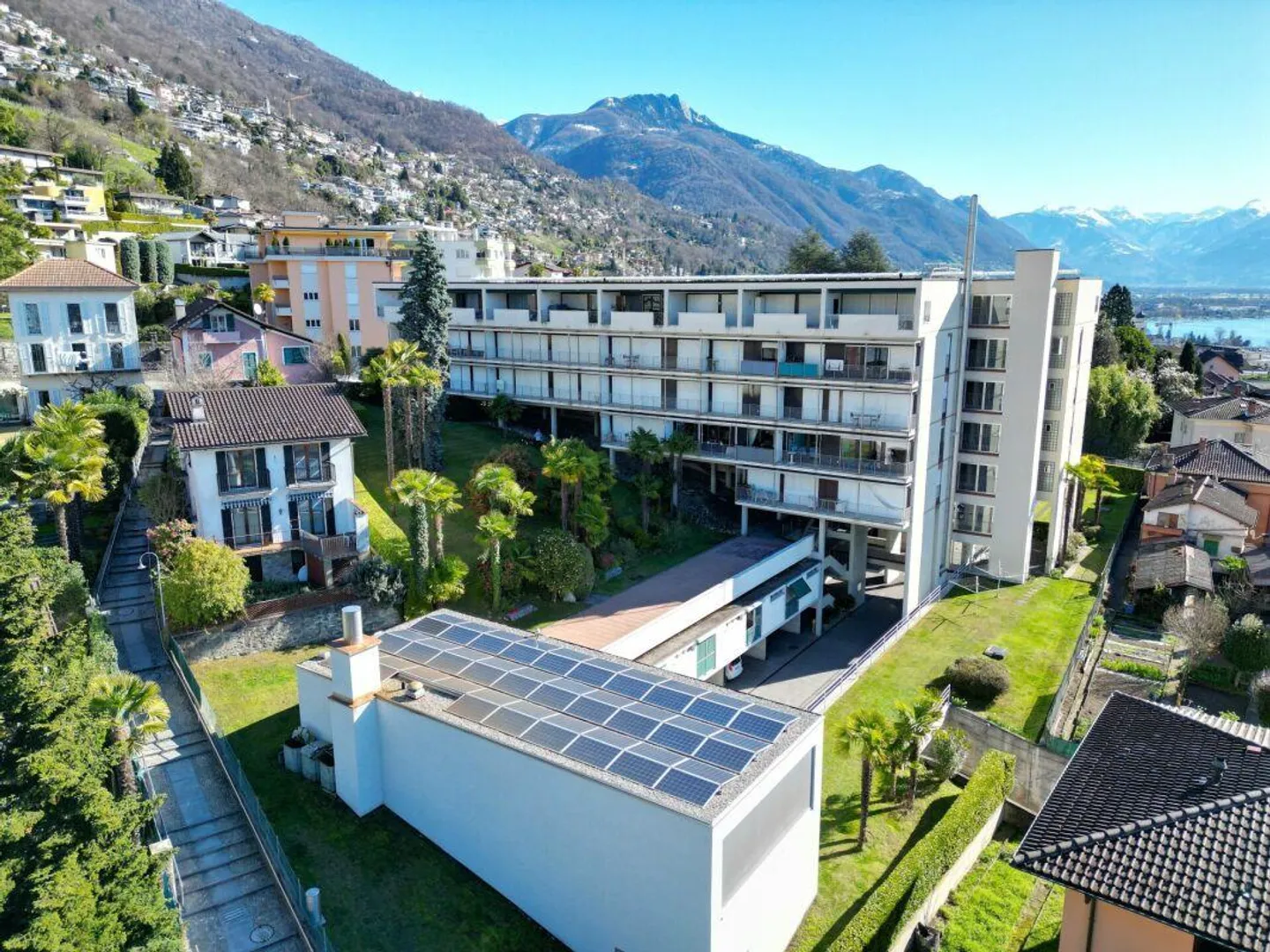 Attico con vista lago nel cuore di Muralto - Foto 11 di 11