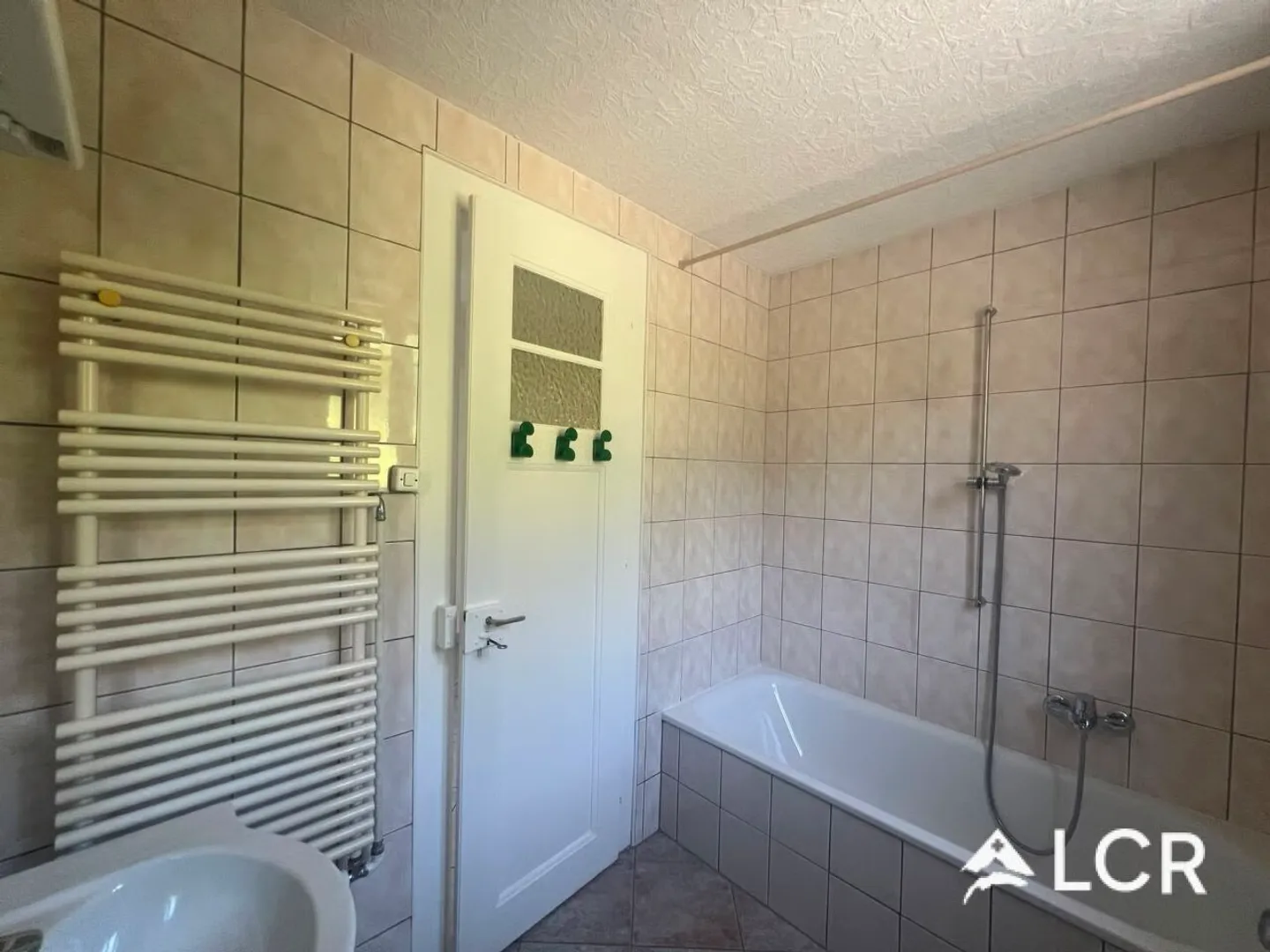 Magnificent 5.5-room apartment / 3 bedrooms / 1 bathroom / 1 balcony with stunning lake view / THANK YOU for reading the text - Photo 11 of 12