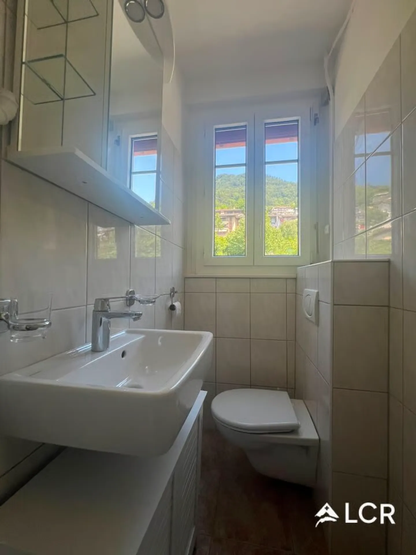 Magnificent 5.5-room apartment / 3 bedrooms / 1 bathroom / 1 balcony with stunning lake view / THANK YOU for reading the text - Photo 12 of 12